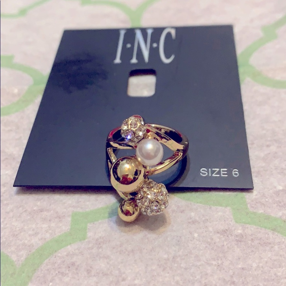 Costume jewelry ring gold size 6